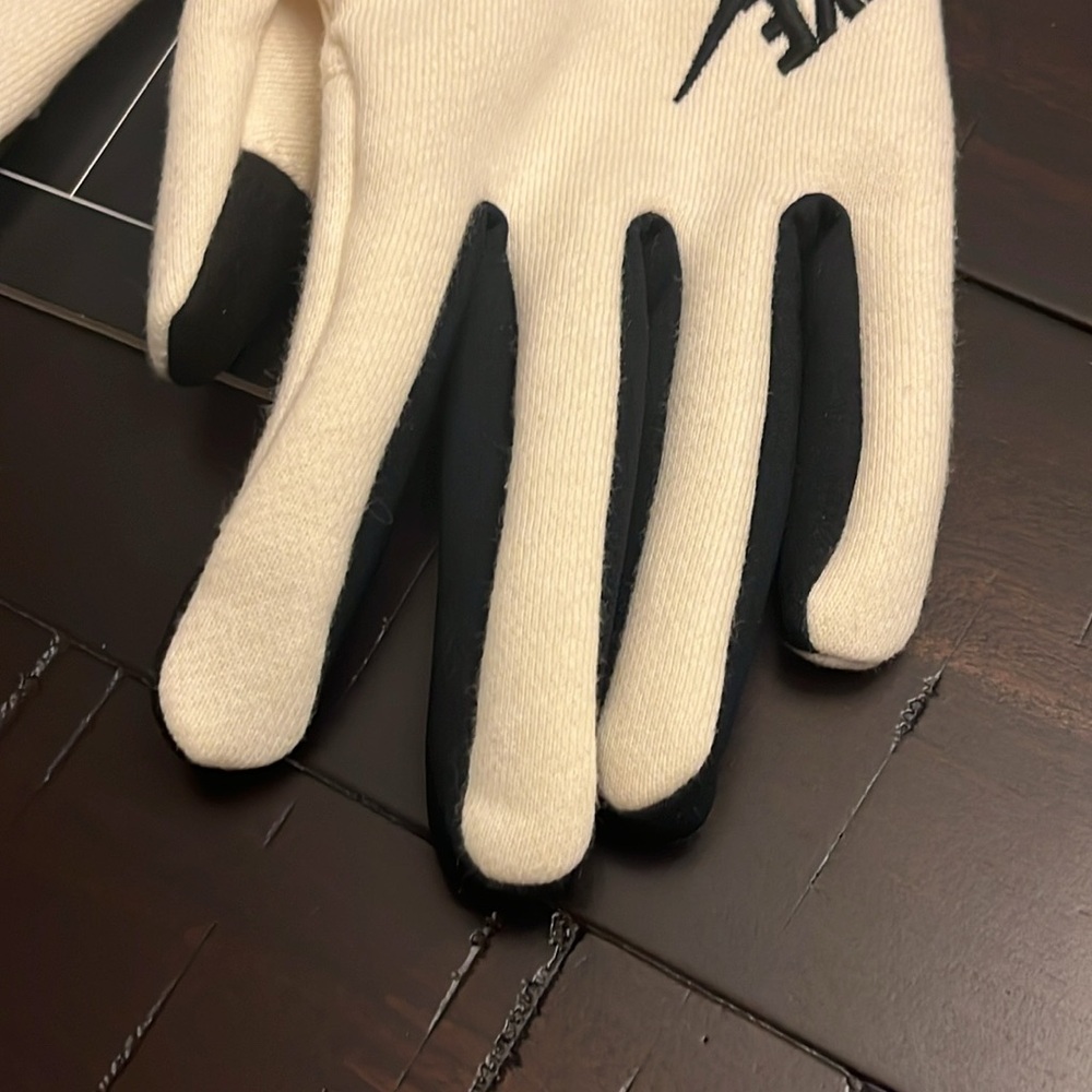 Nike Club Fleece Gloves new cream black Touchscreen Women’s Size Medium - Picture 3 of 11
